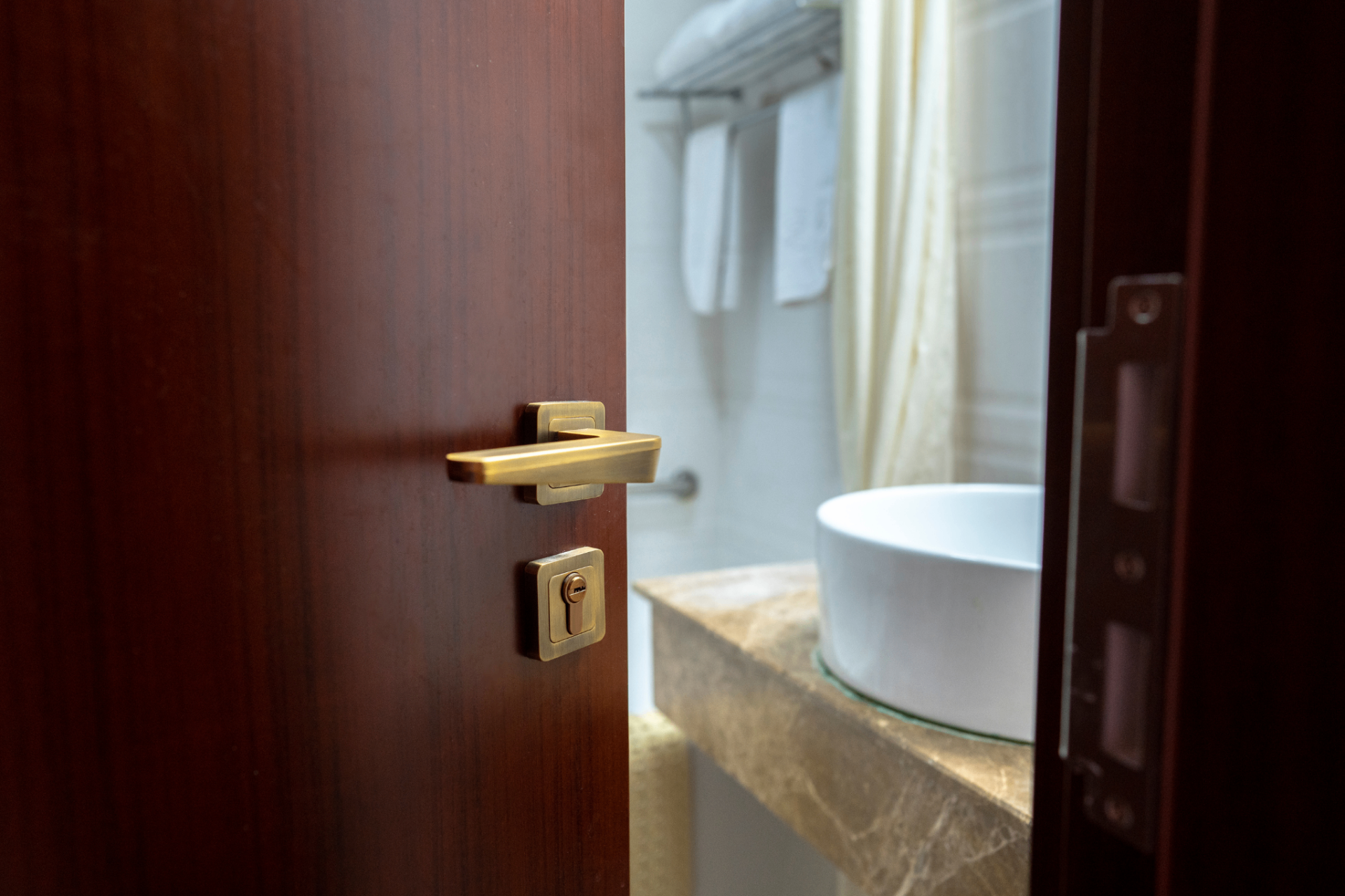 Maniglia in ottone su porta interna in legno