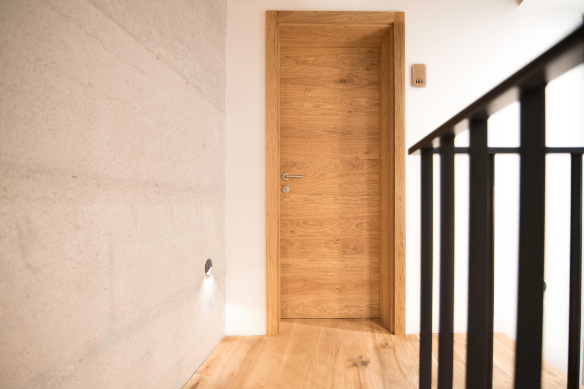 Porta interna in rovere installata a Varese
