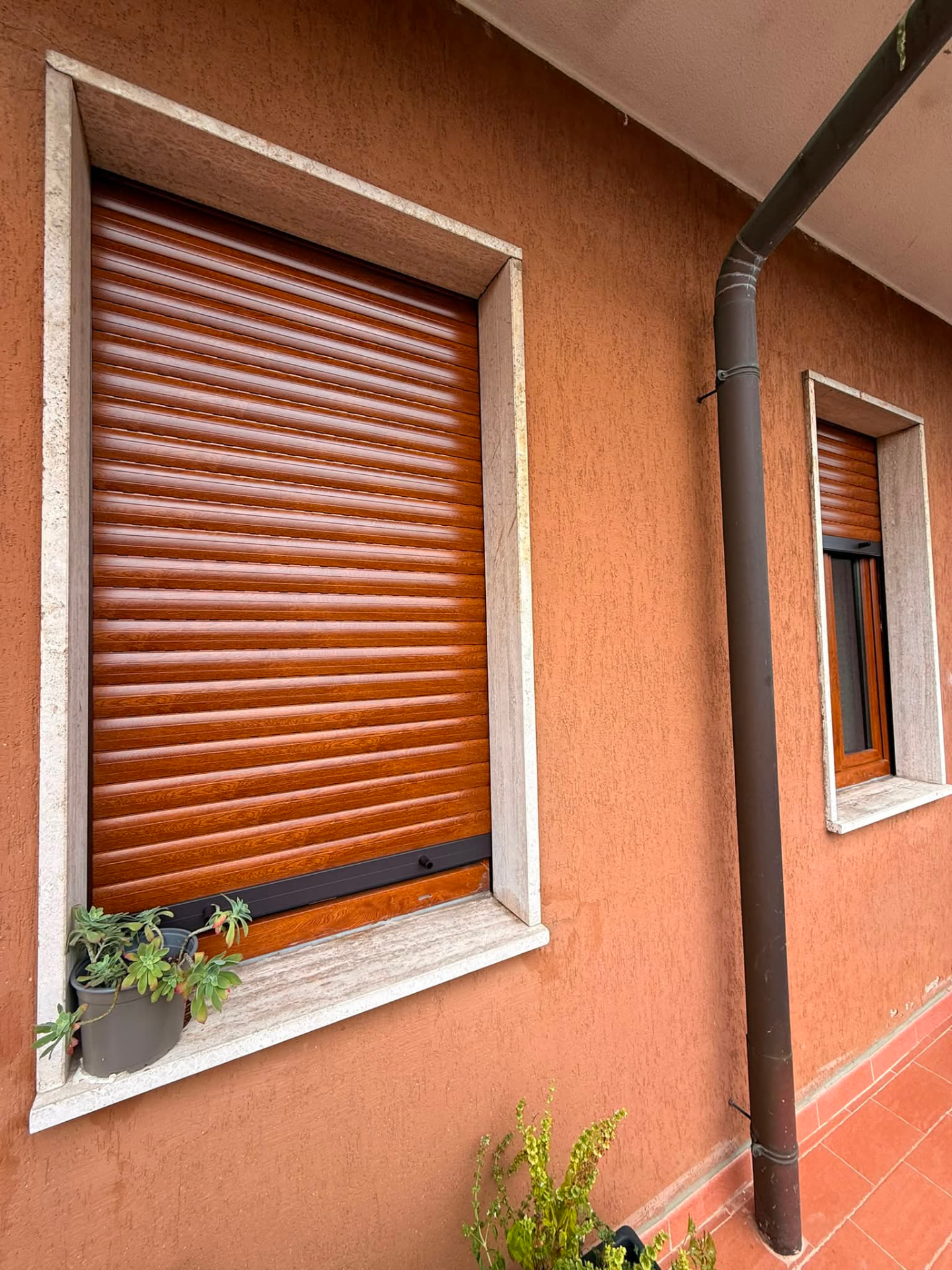 Nuove tapparelle in alluminio effetto legno dopo la sostituzione