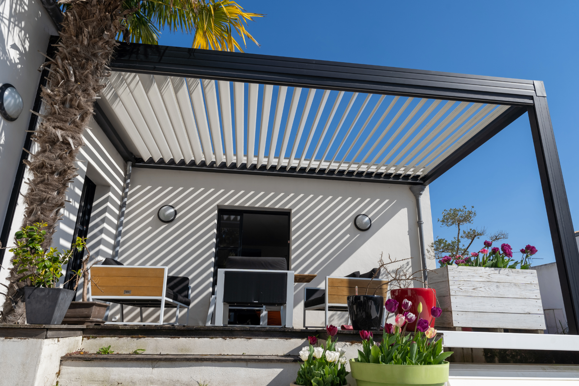 Pergola bioclimatica con lamelle aperte vista dal basso