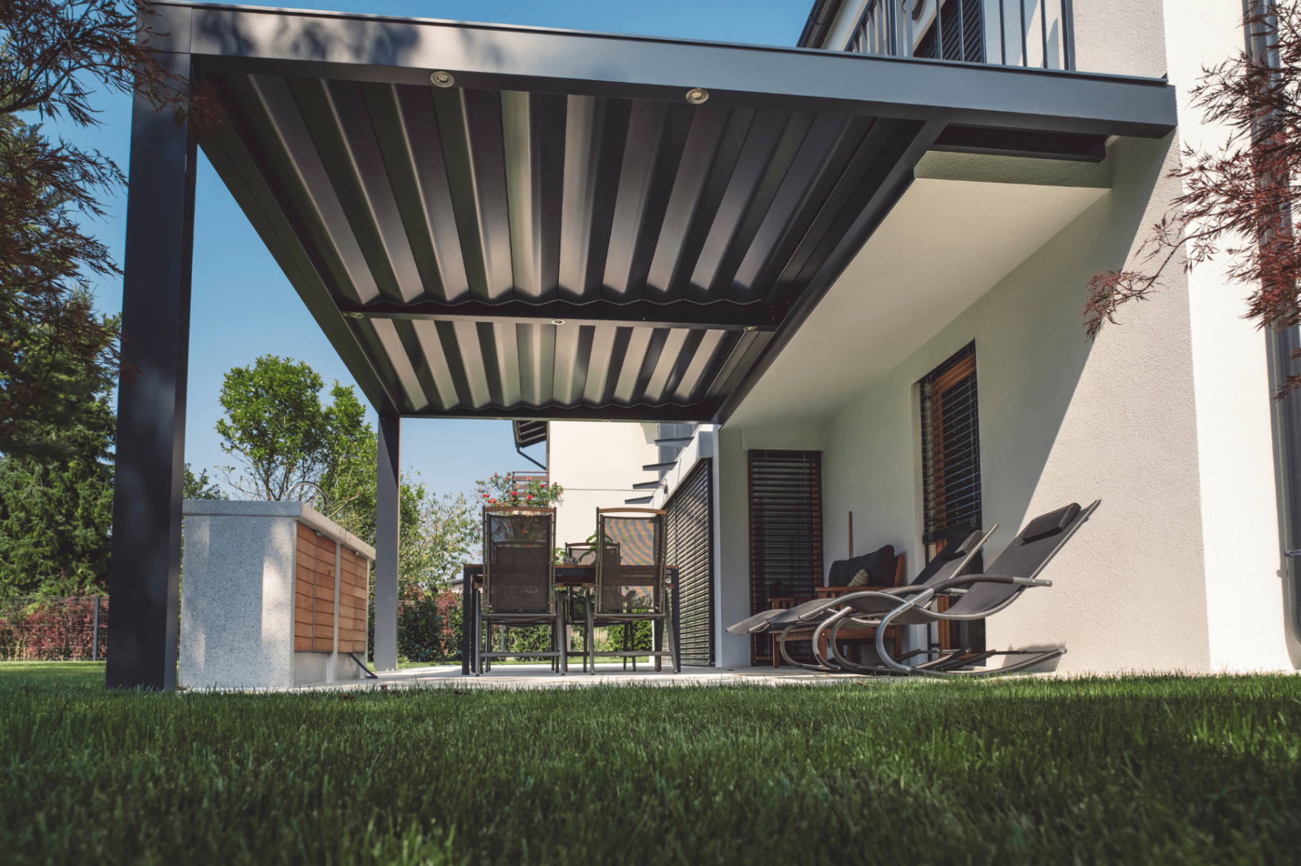 Pergola bioclimatica in alluminio antracite installata in giardino